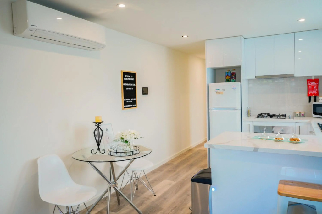 U101 Brunswick Living First Floor Balcony Close to APT and CBD Free Wifi Tram at Doorstep