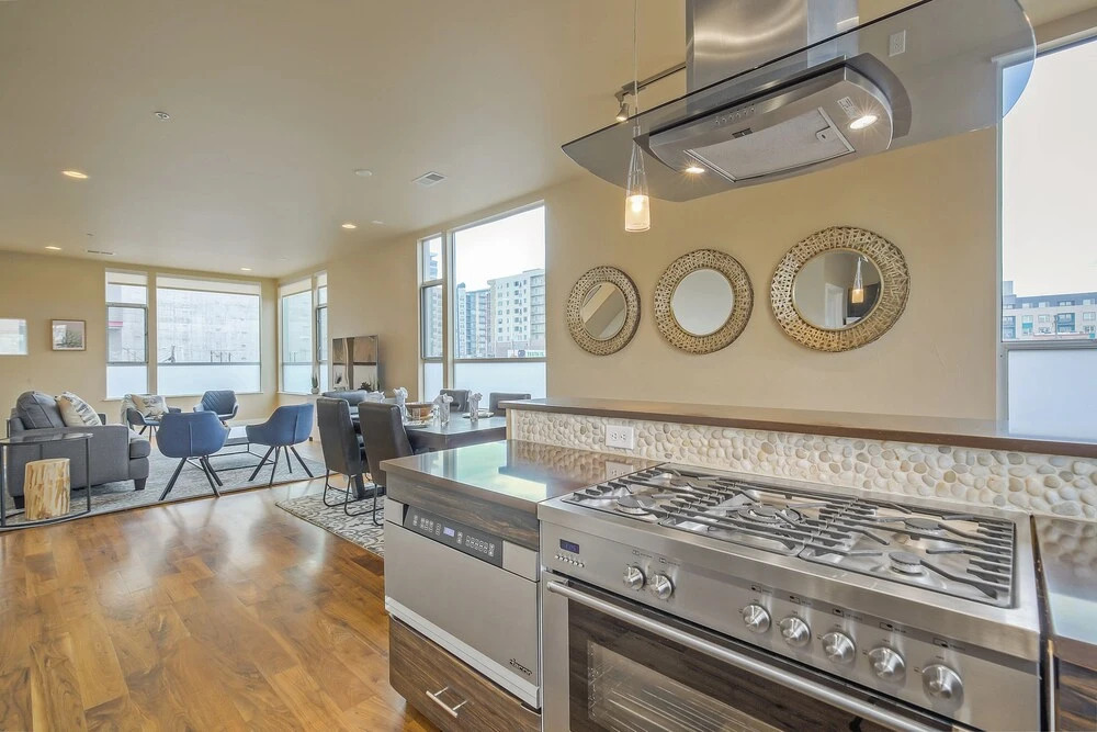 Swanky Downtown Loft! City Views! Sleeps 10!