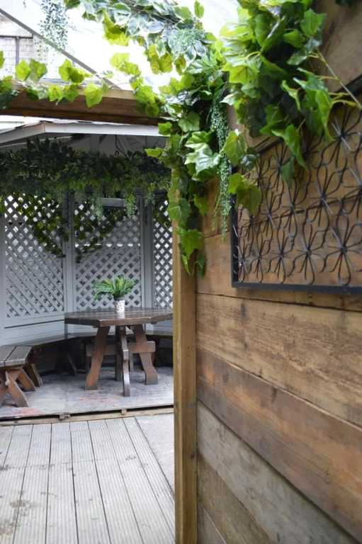 The Crown Pub & Guesthouse
