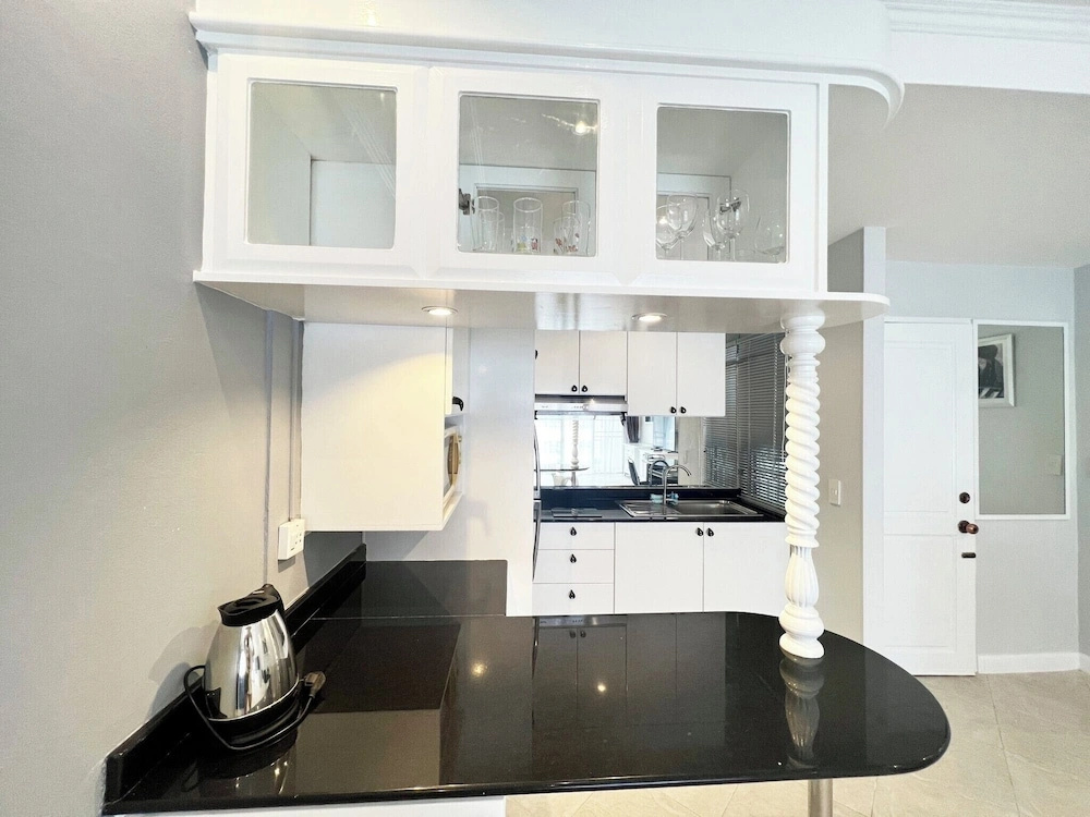 Modern Pool-view 1-bedroom Condo With Large Balcony - Baan Suan Jomtien