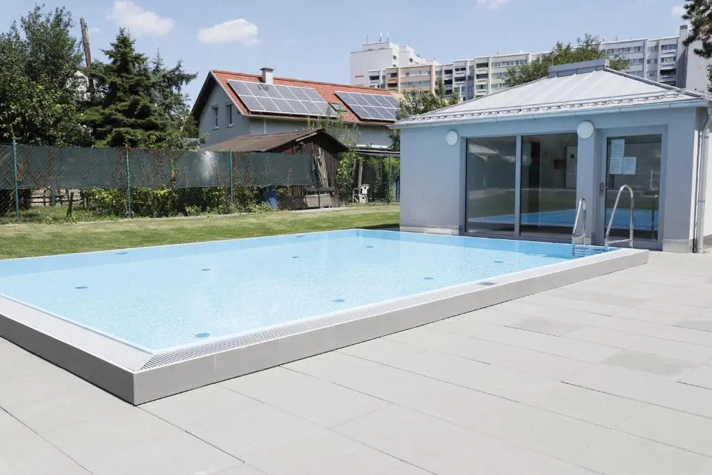Rooftop Terrace, free garage parking and Pool!