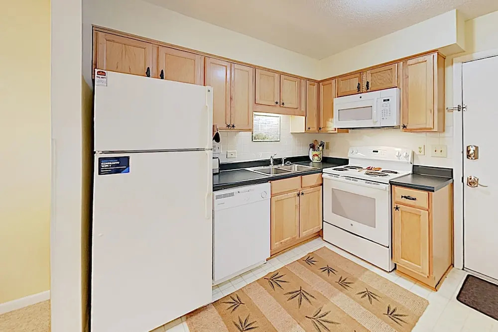 New Listing! Ground-floor W/ Pools, Tennis 2 Bedroom Villa