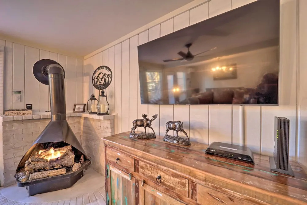 < 1 Mi to Beech Mtn Ski! Condo w/ Hot Tub Access