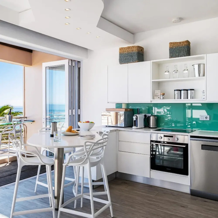 Beautiful Holiday Apartment Overlooking the Beach Modoco