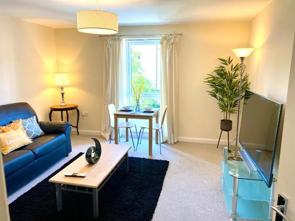 Superior Two-Bed Apartment with Free Parking, CV1 Coventry