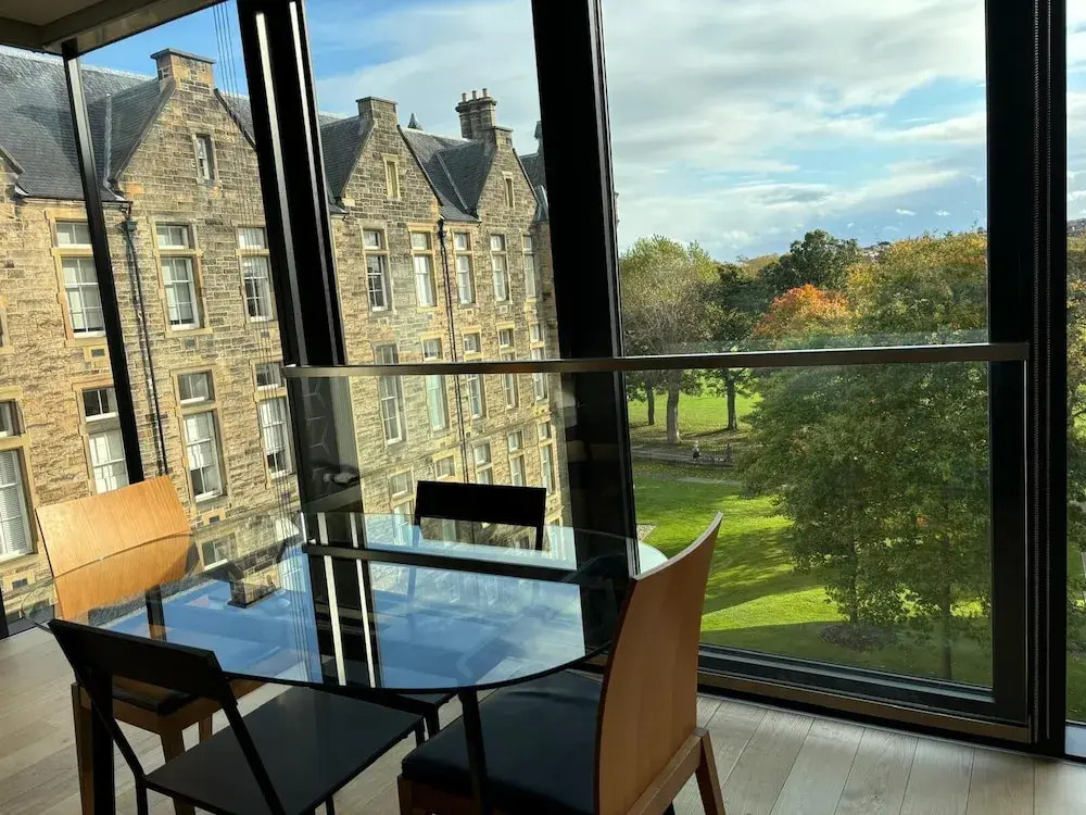 Stunning Park View Quartermile Apartment Close Proximity to Castle & University