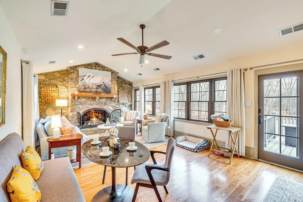 Aldie Home w/ Private Pool: Near Wineries!