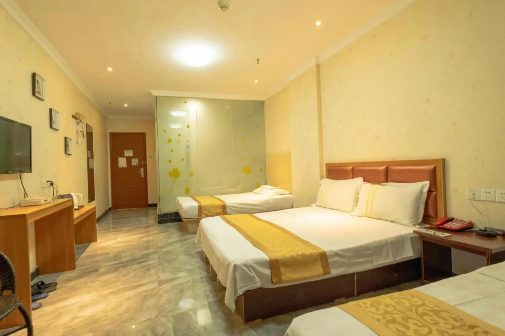 Longyi Hotel (Wuhan Happy Valley Wuhan High-speed Railway Station)
