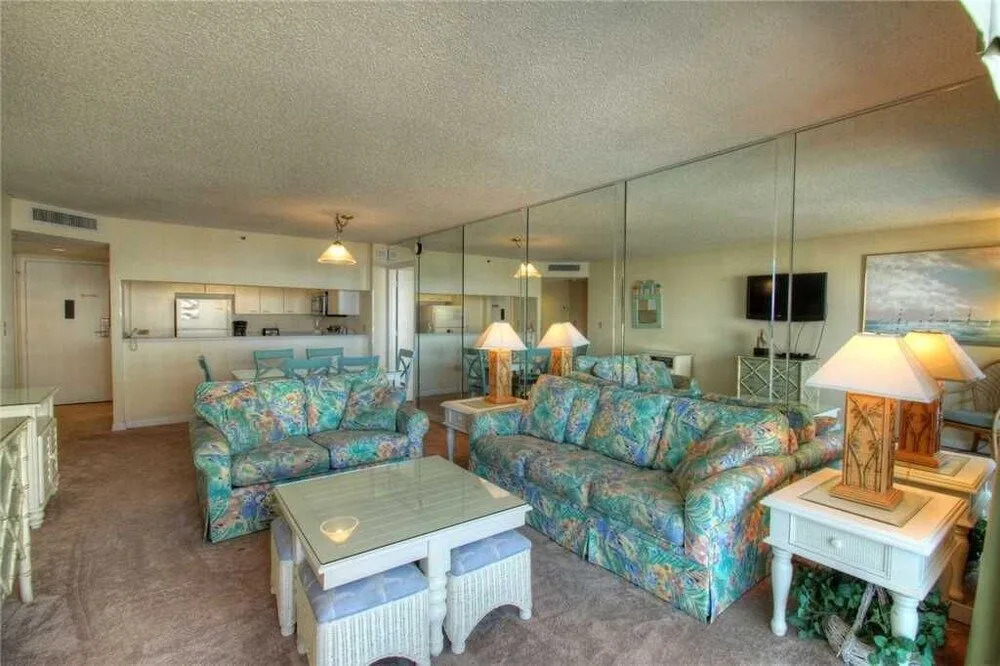 So Hampton 707 by RedAwning