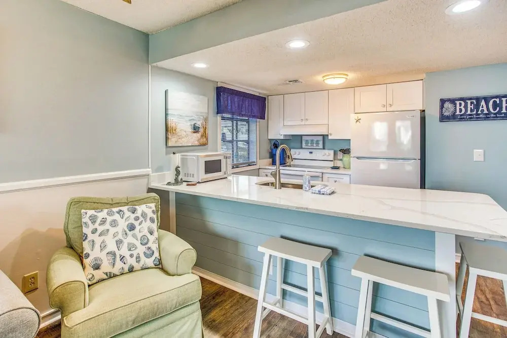 Walk to Ocean: Myrtle Beach Retreat w/ Sunroom