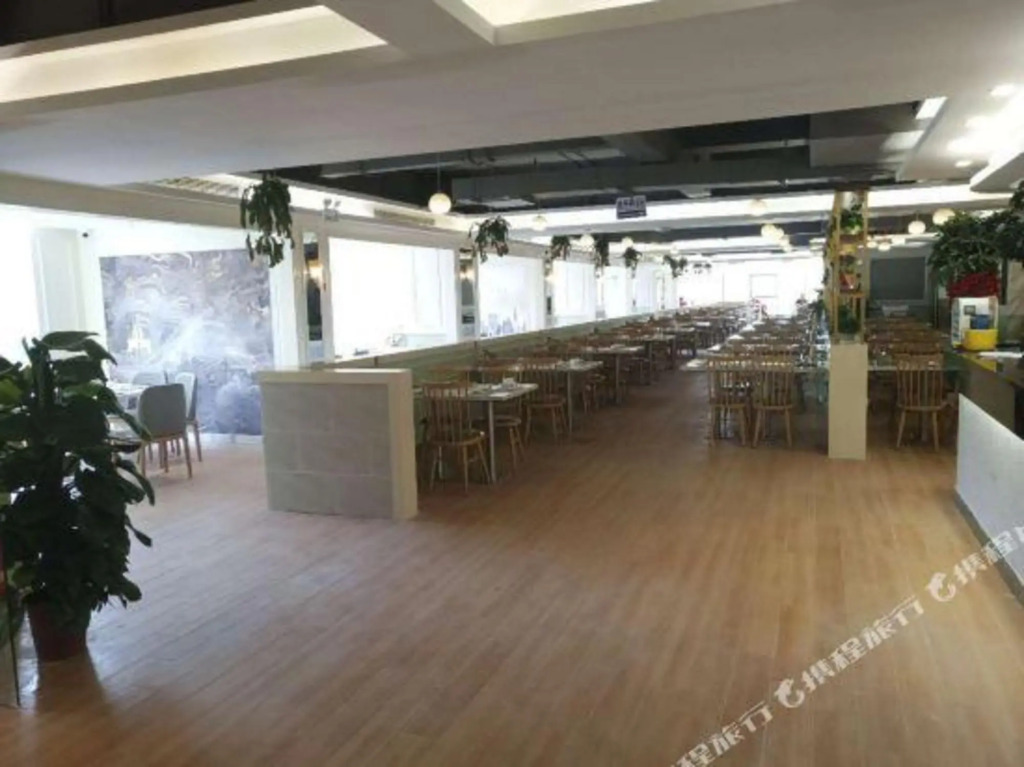 Vienna International Hotel (Foshan Eternal Love Xiqiao Mountain Scenic Area)