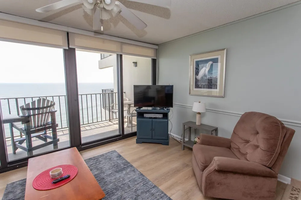Royal Garden Resort 1012 2 Bedroom Condo by RedAwning