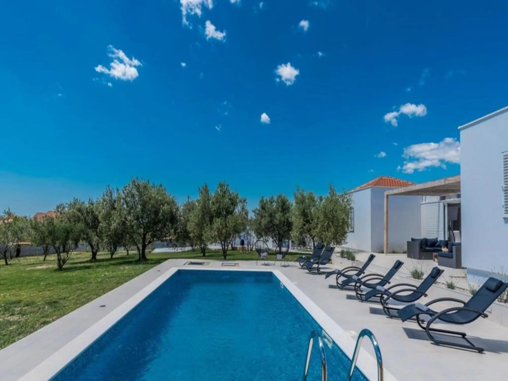 Luxurious Villa in Debeljak with Swimming Pool