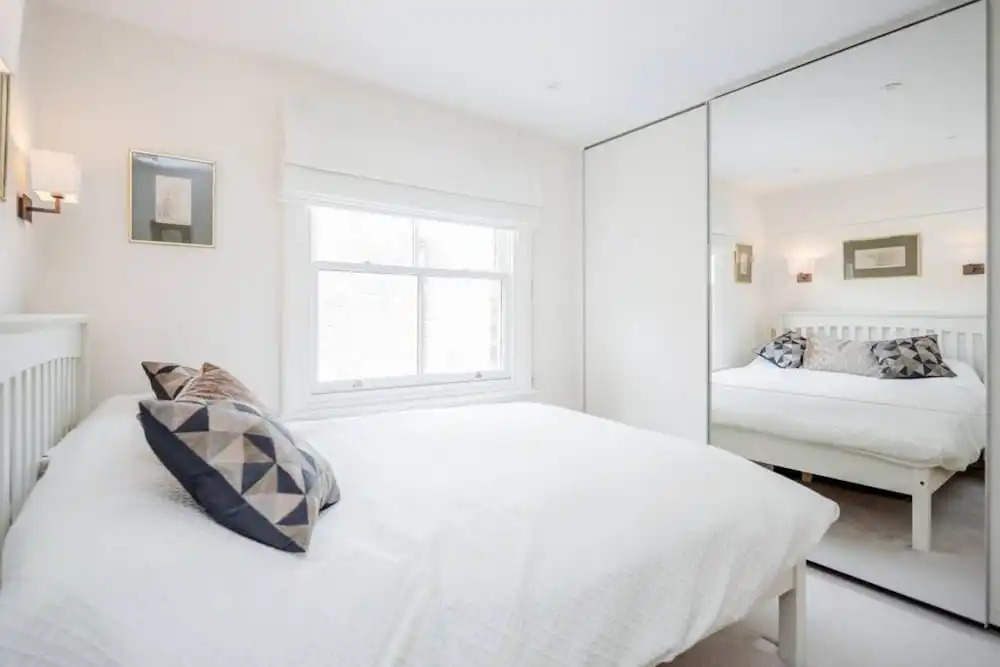 Light 2 Bedroom Flat With Roof Terrace