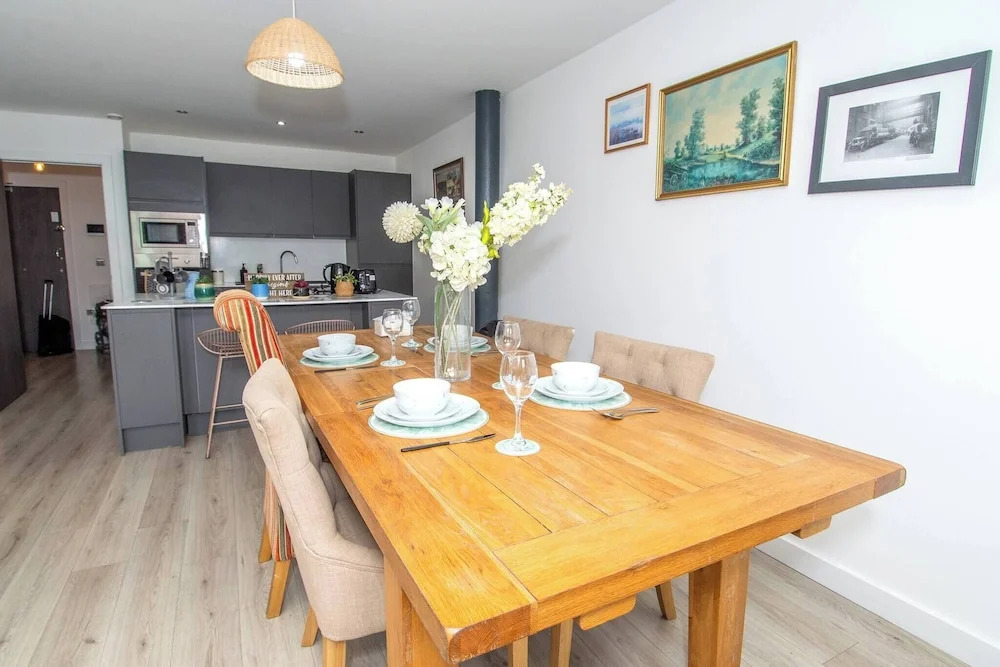 Charming 2-bedroom Apartment in Bradford With City Views