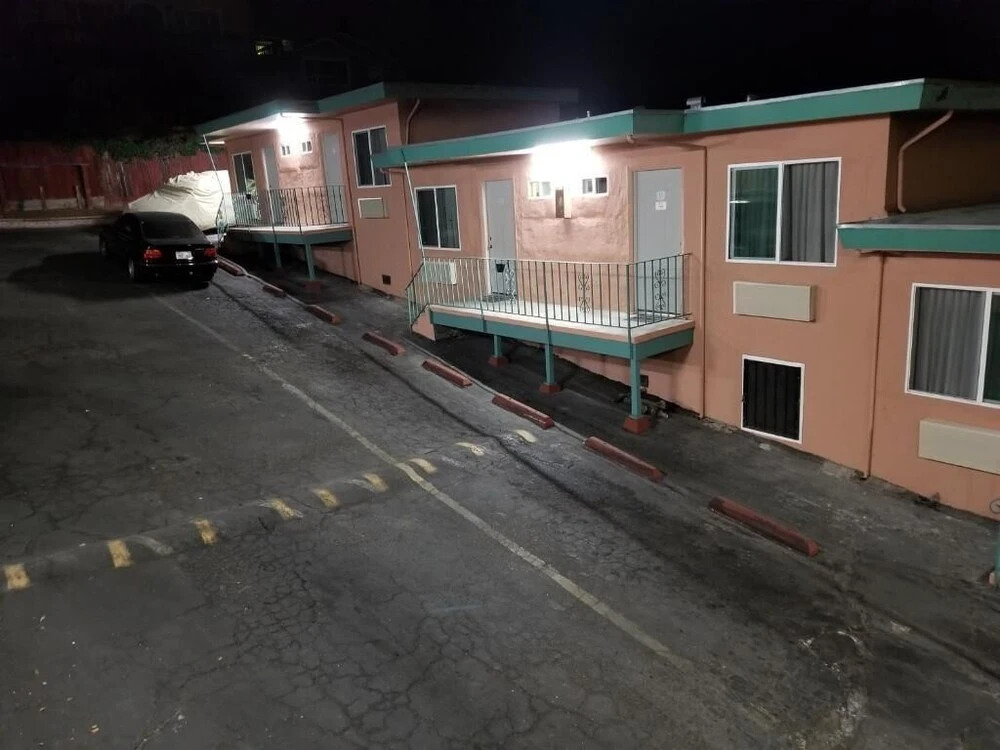 Travis Lodge Motel 16