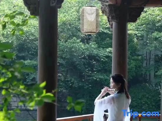 Seclusive Mengxi Garden