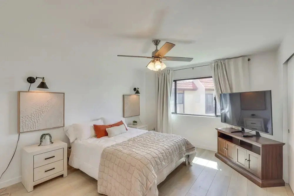 < 2 Mi to London Bridge: Chic Condo w/ Pool Access
