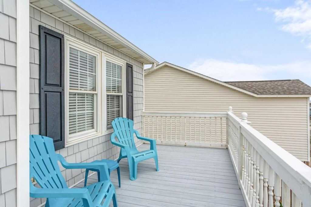 5 Buoys by Oak Island Accommodations