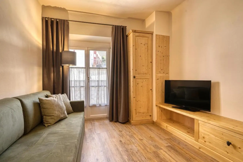 Kreuzwegerhof Nals - Apartments with Pool and Air Conditioning near Merano & Bolzano