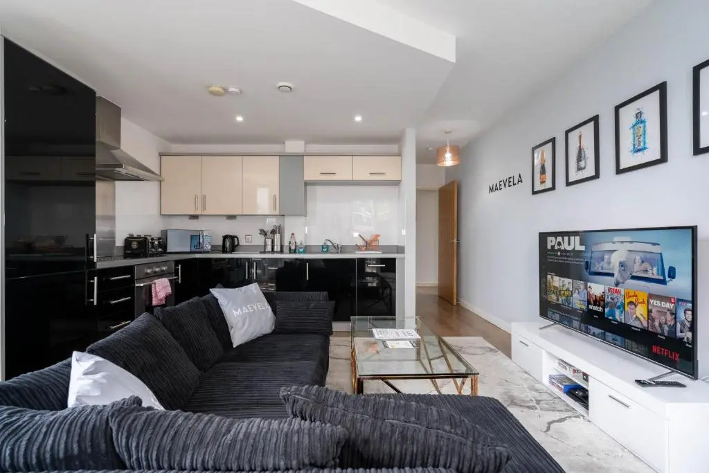 MAEVELA Apartments - Modern 2 Bedroom Apartment - Chinatown, Arcadian, City Centre - Large Juliet Balcony Windows - PS4 & Smart TV's