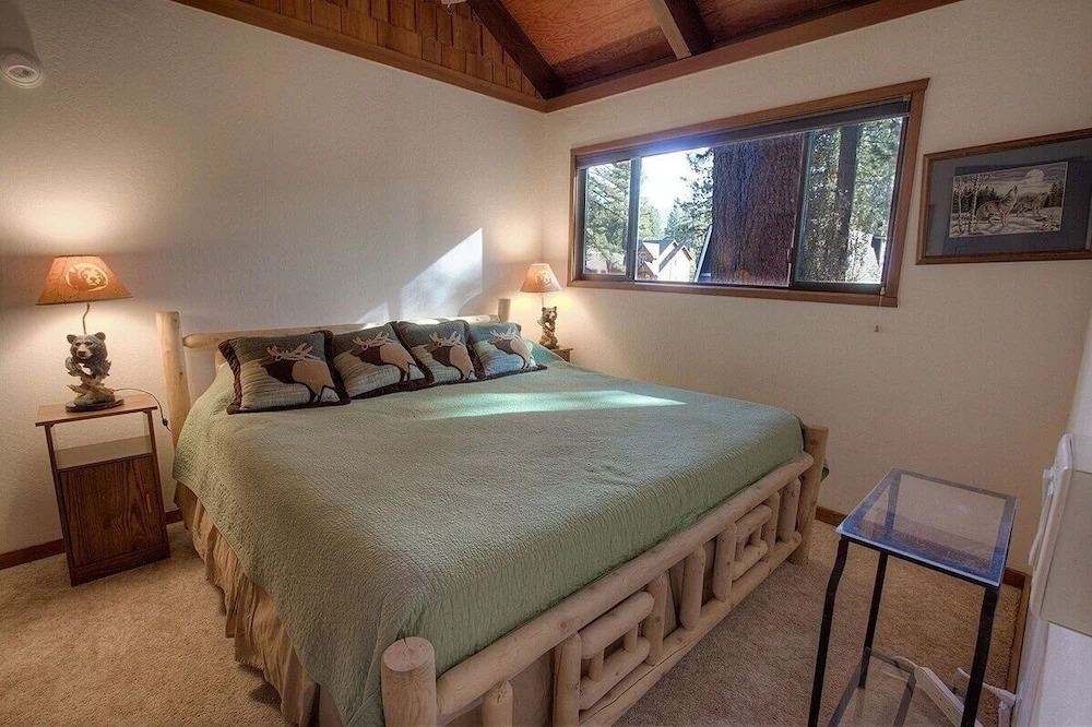 Sky Chalet 3 Bedroom Cabin by RedAwning