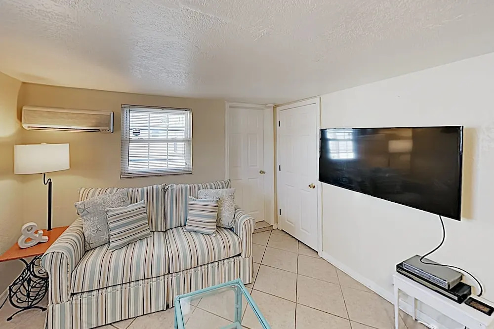 Coastal W/ Patios - Walk 3 Minutes To Beach! 1 Bedroom Condo