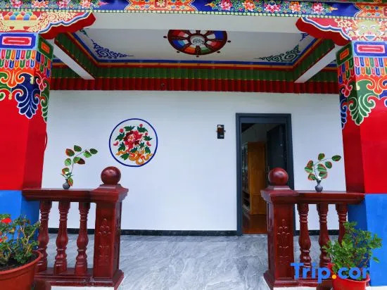 Lulang Zaxidele Tibetan Courtyard