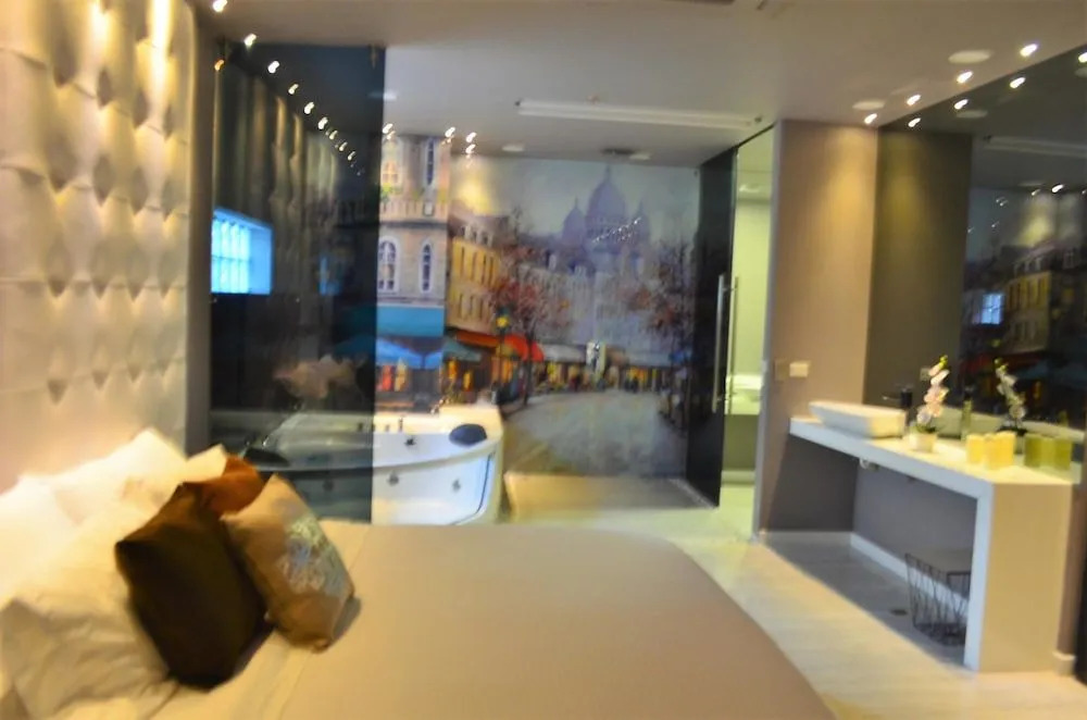 Hotel Paris Luxury Suites