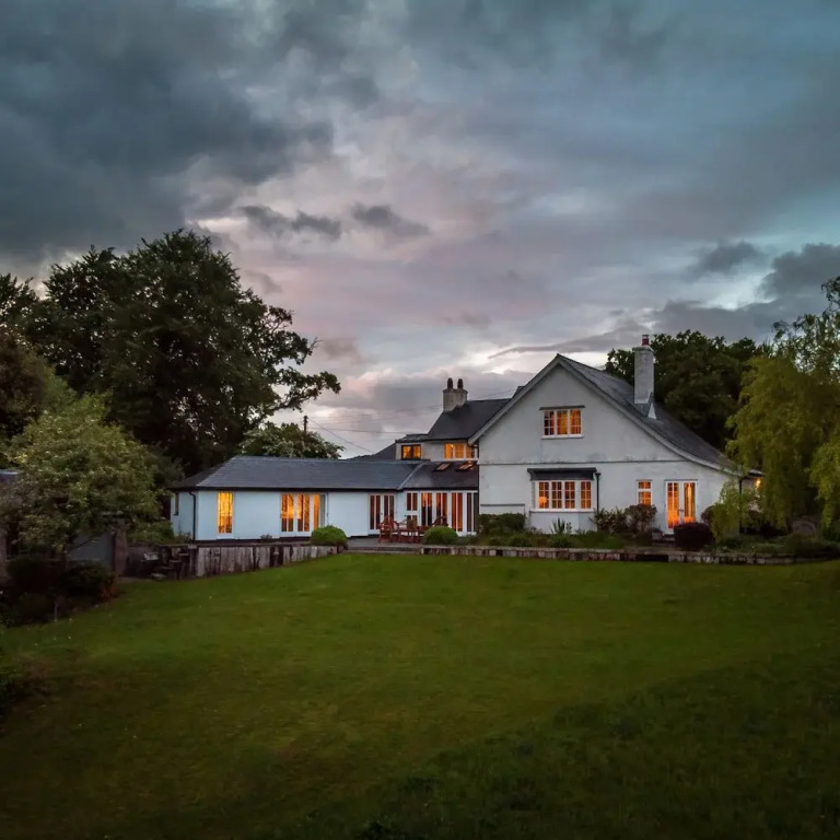Higher Mapstone Luxury Dartmoor Retreat with Hot Tub, Views and Games Barn