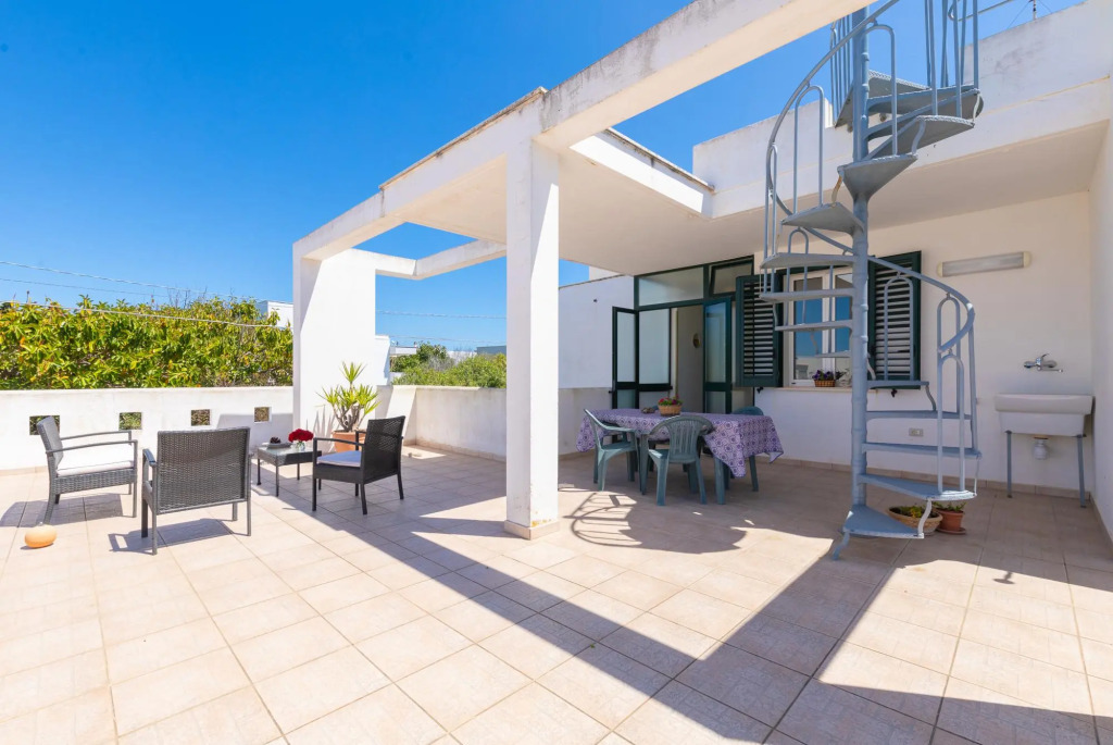 Comfortable house with large terrace for outdoor dining in San Foca just 100 meters from the sea-Casadoni