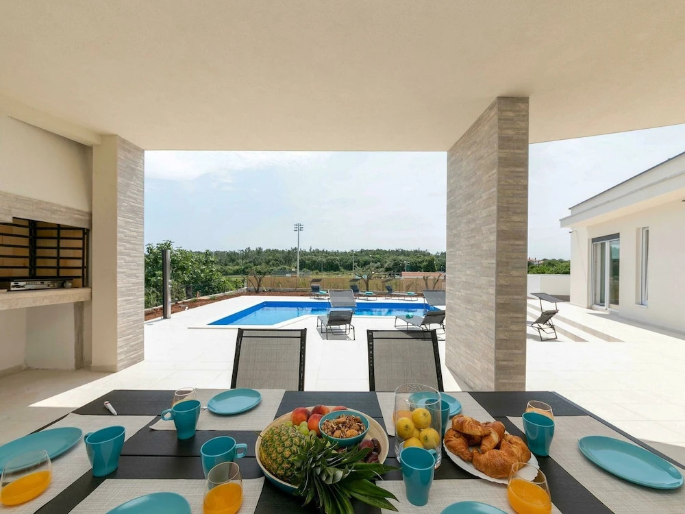 Detached Villa With Private Swimming Pool, 1.5 km From the Beach and 4 km From Pula
