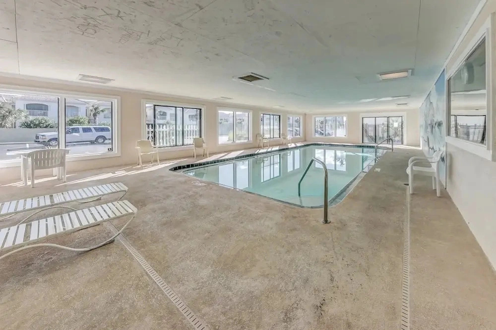 Garden-level Condo With Patio, 2 Pools, Gym, Tennis & Sauna - Steps to the Beach