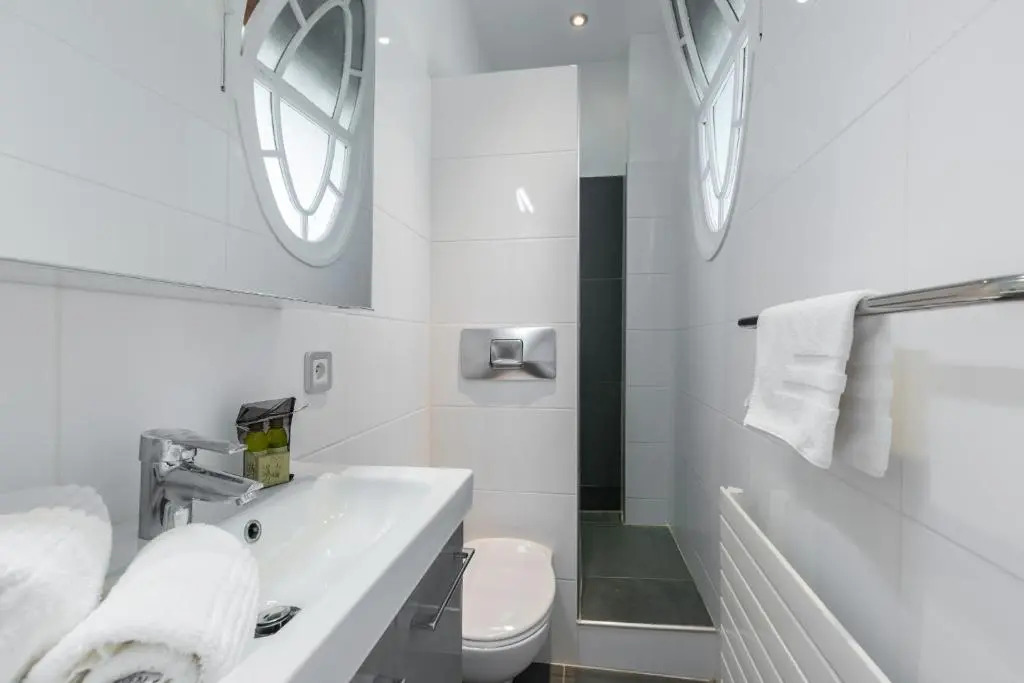 Stylish Art Deco villa near the sea 4 Bdrs Pool and garage