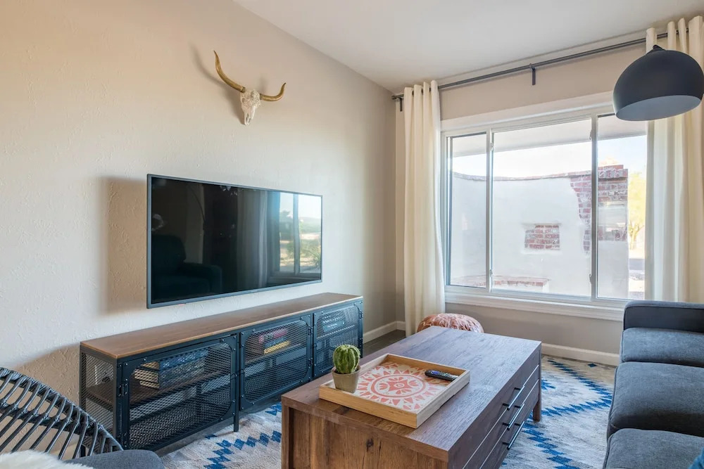 4BR Remodeled Classic near Old Town by WanderJaunt