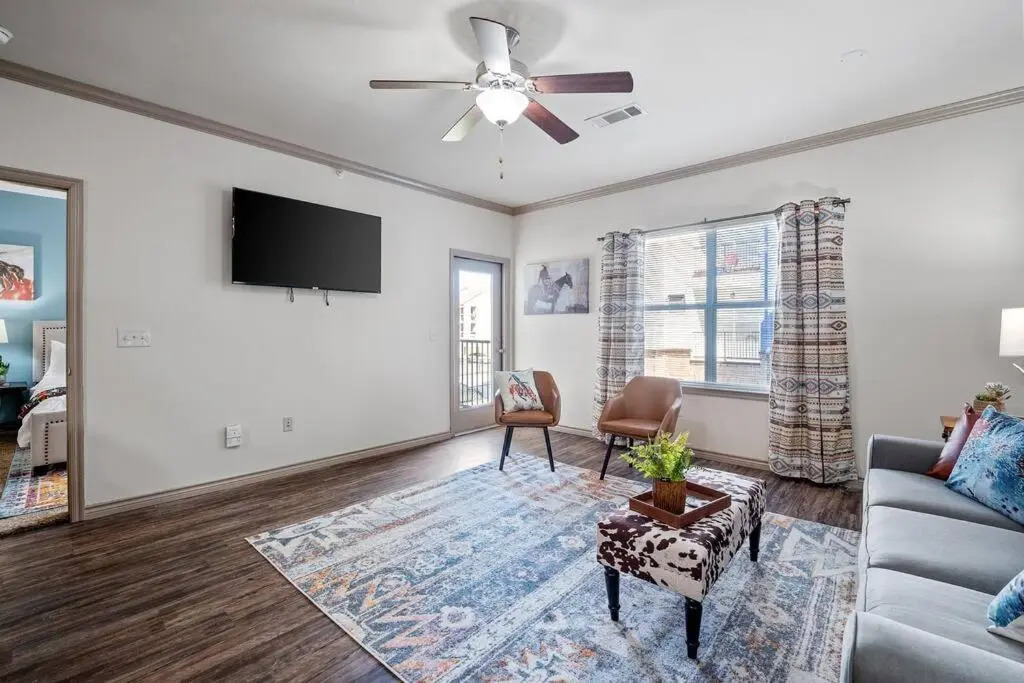 HEIRS VENTURES : WESTERN - 4mins from OKC Thunder Arena . King Bed . Pet Friendly . With Pool