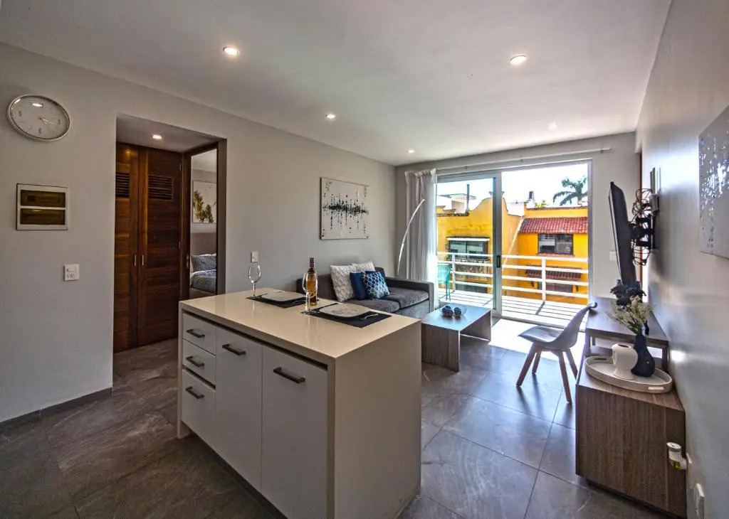 CHIC 2 Bdr GALLERY CONDOS near 5th avenue & BEACH