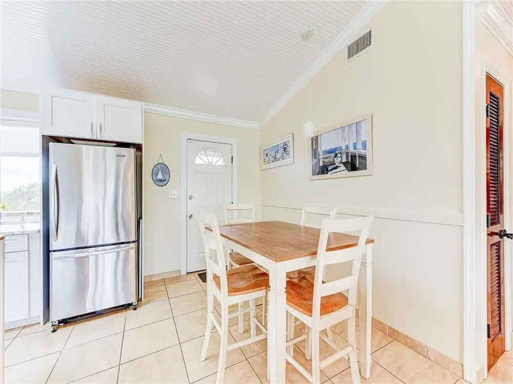 Summer Wind, 4 bedrooms, Private Pool, Next to Beach, Sleeps 8