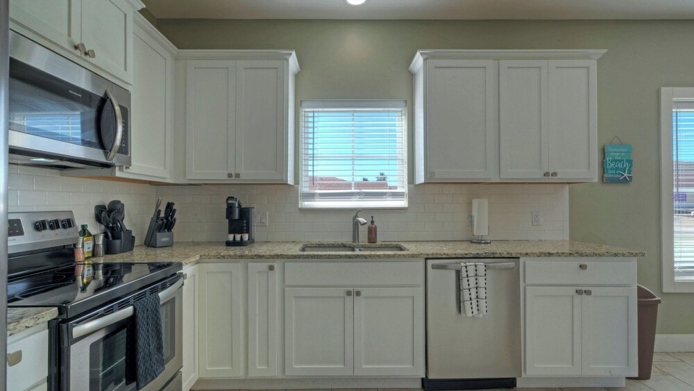 Ridley Retreat Community Pool, Mins to the Beach Corpus Christi + Port A