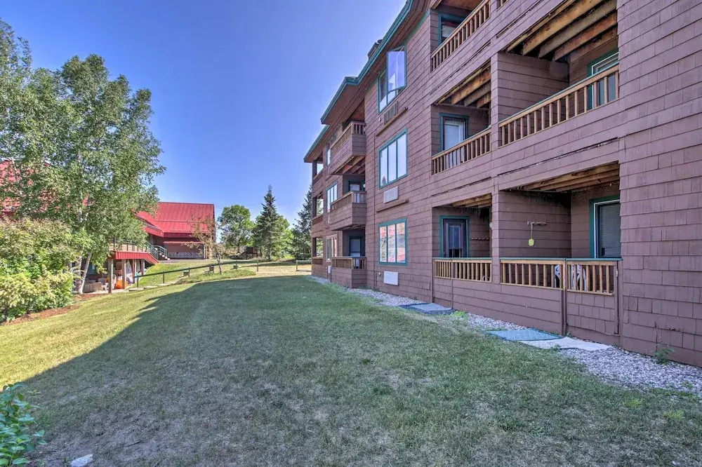 Resort Condo w/ Lake + Pool ~ 5 Mi to Flume Gorge!