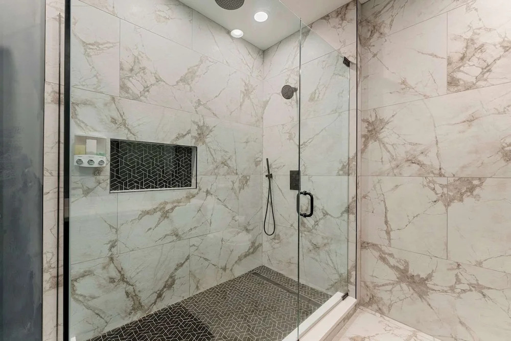 Magnificent NEW Home w 8 Beds Free Parking
