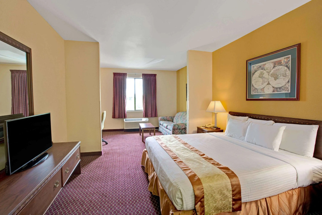 Days Inn & Suites by Wyndham Hickory
