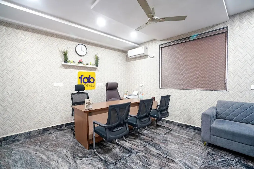 FabHotel Frendz - Nr Hitech City Metro Station