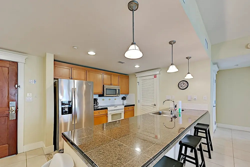 New Listing! Spacious Bayside W/ Pool, Beach 3 Bedroom Condo