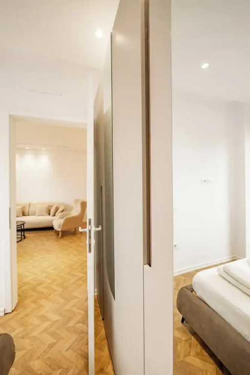 Tirent Apartment-Modern 1-Bedroom Stay Near Liqeni i Thatë