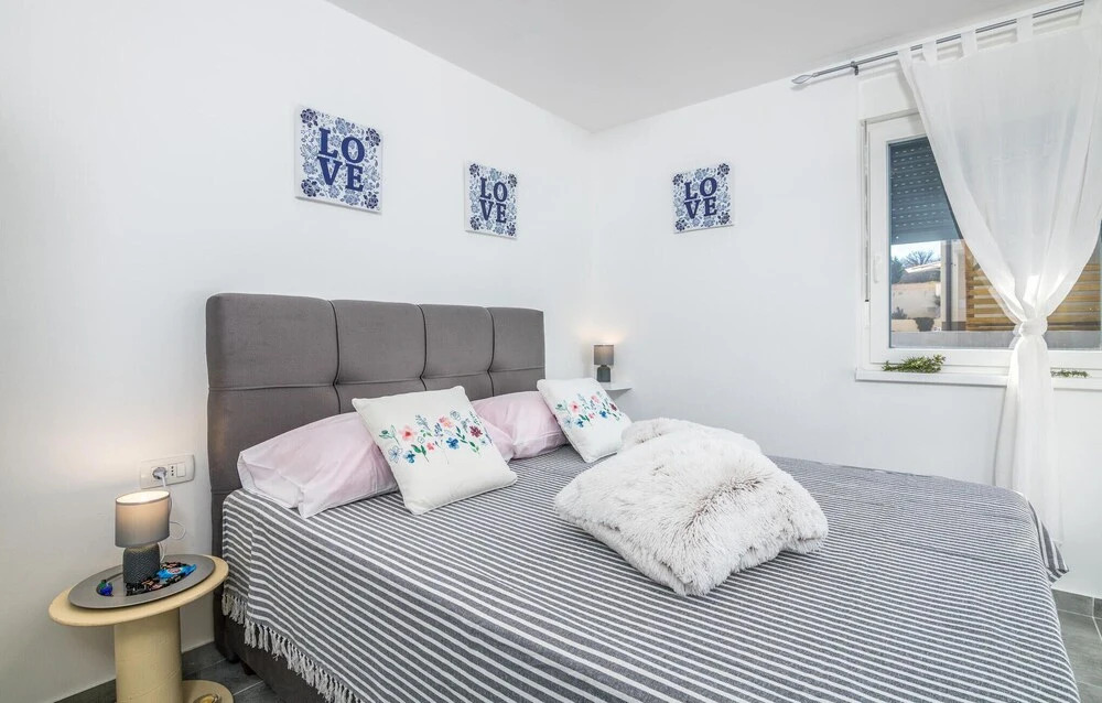 Amazing Apartment in Cizici With Outdoor Swimming Pool, Wifi and 2 Bedrooms