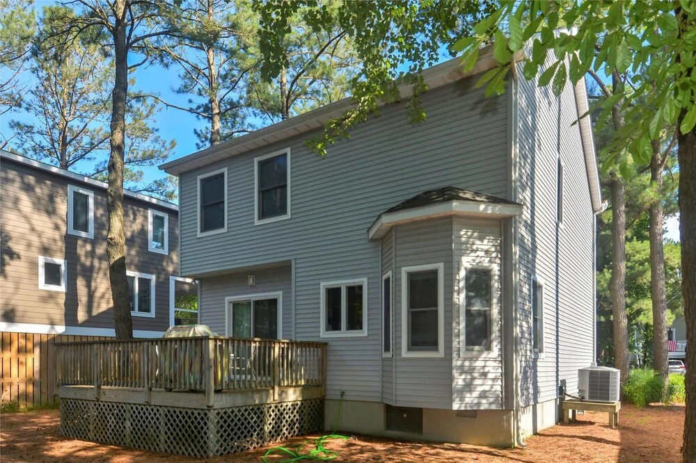 Casa Damp 134 Elizabeth Way by Long & Foster