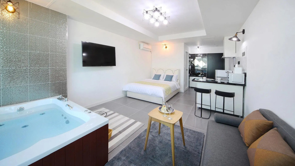 Gangneung Ara Spa Pension / Усадьба Сонёчан
