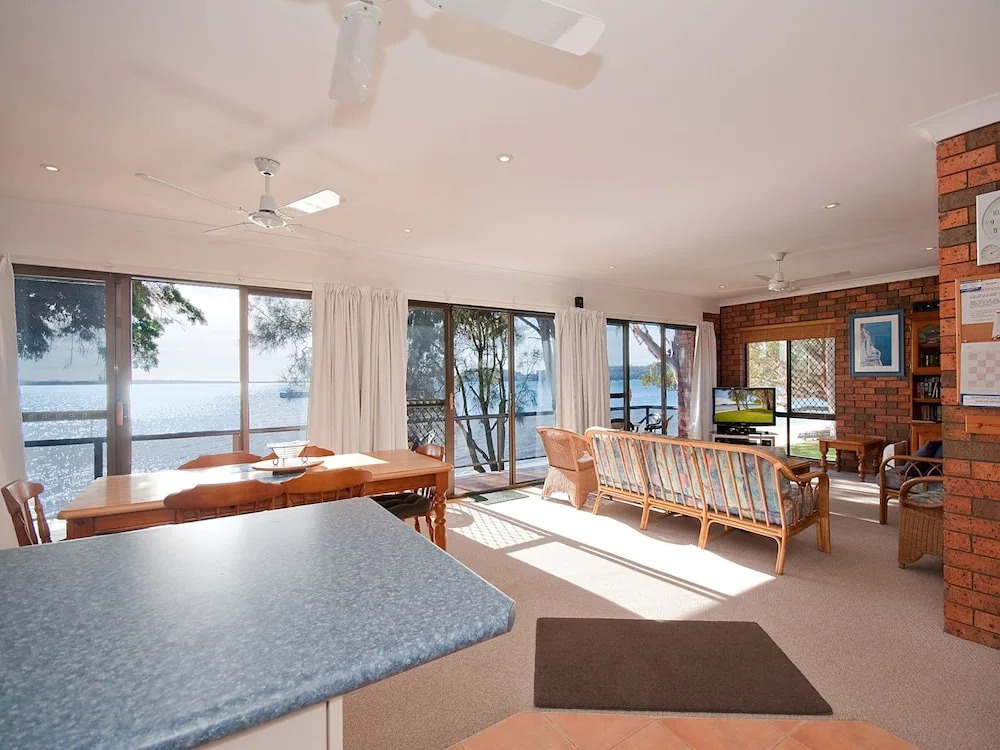 Crystal Waters, 2/79 Foreshore Drive