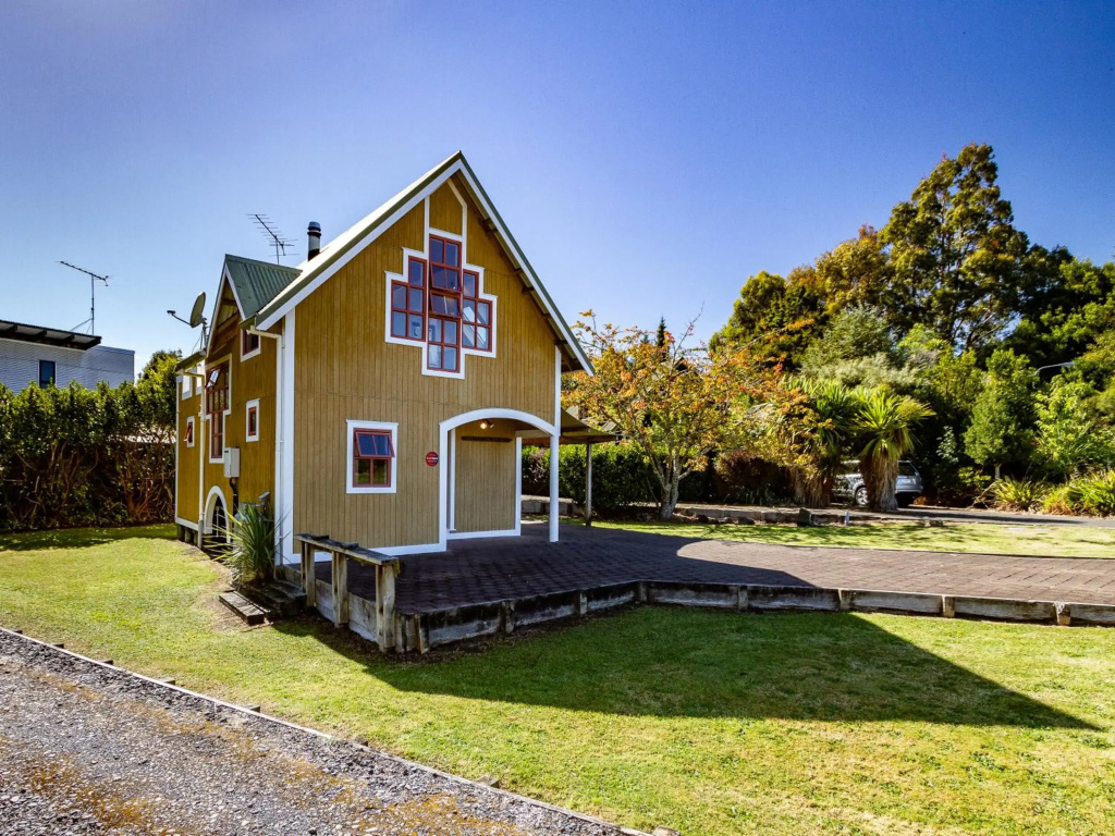The Gingerbread House with Spa - Ohakune Holiday Home